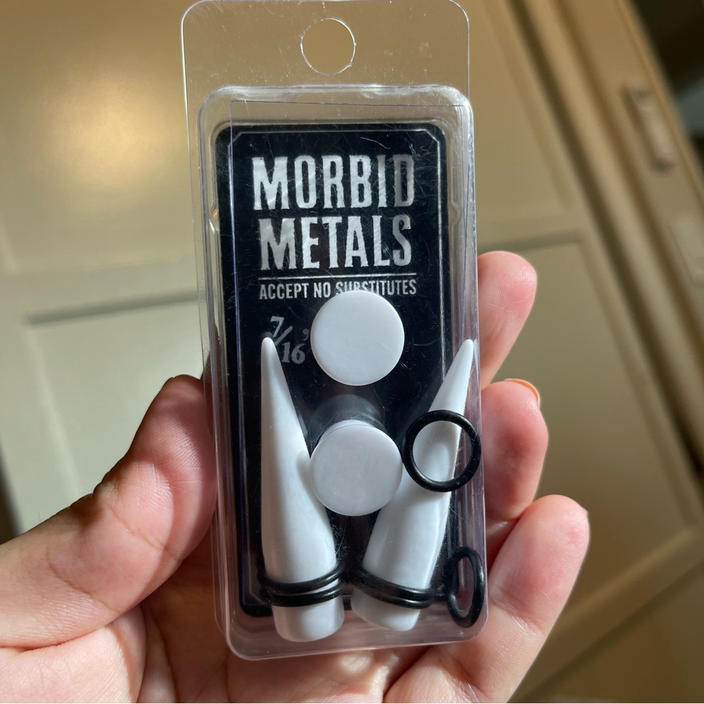 7/16” White Taper Plugs